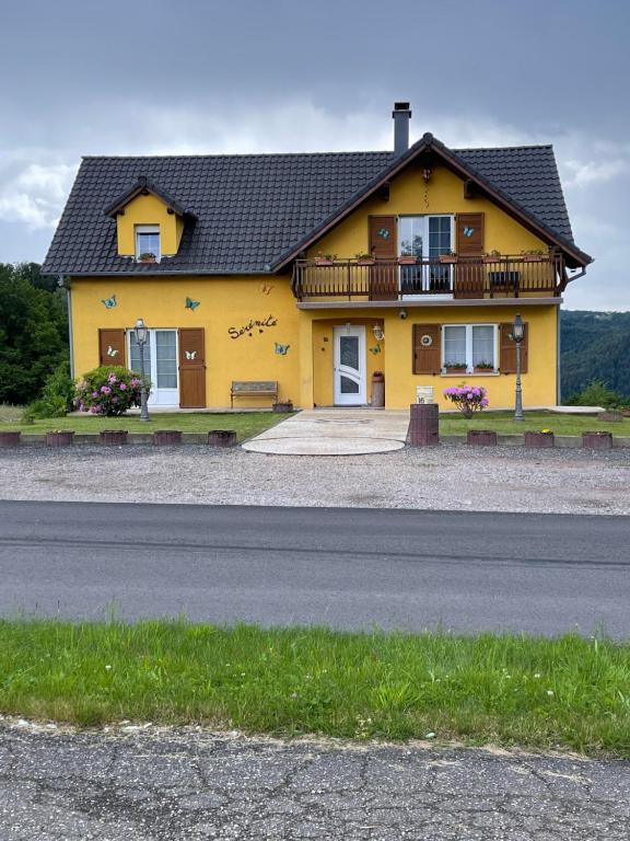 a yellow house on the side of a road at chambre ZEN home Sérénité in Hazelbourg