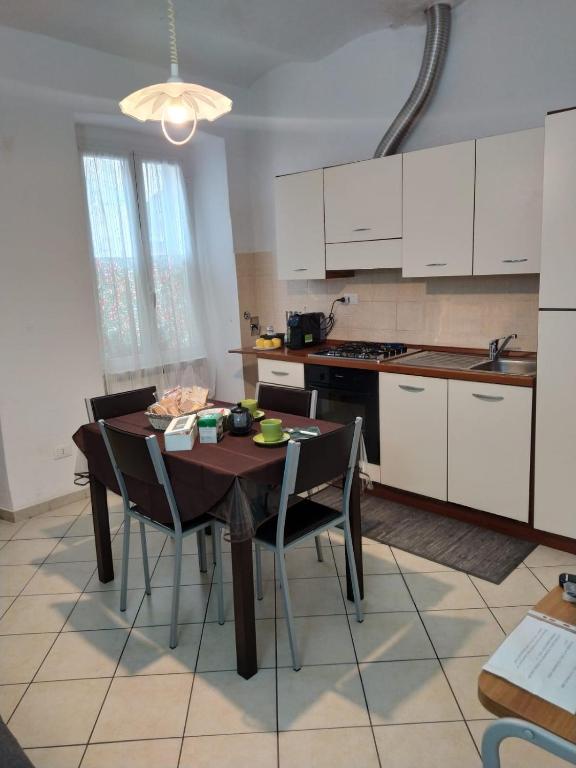 a kitchen with a table and chairs in a room at Isabella in Vallebona