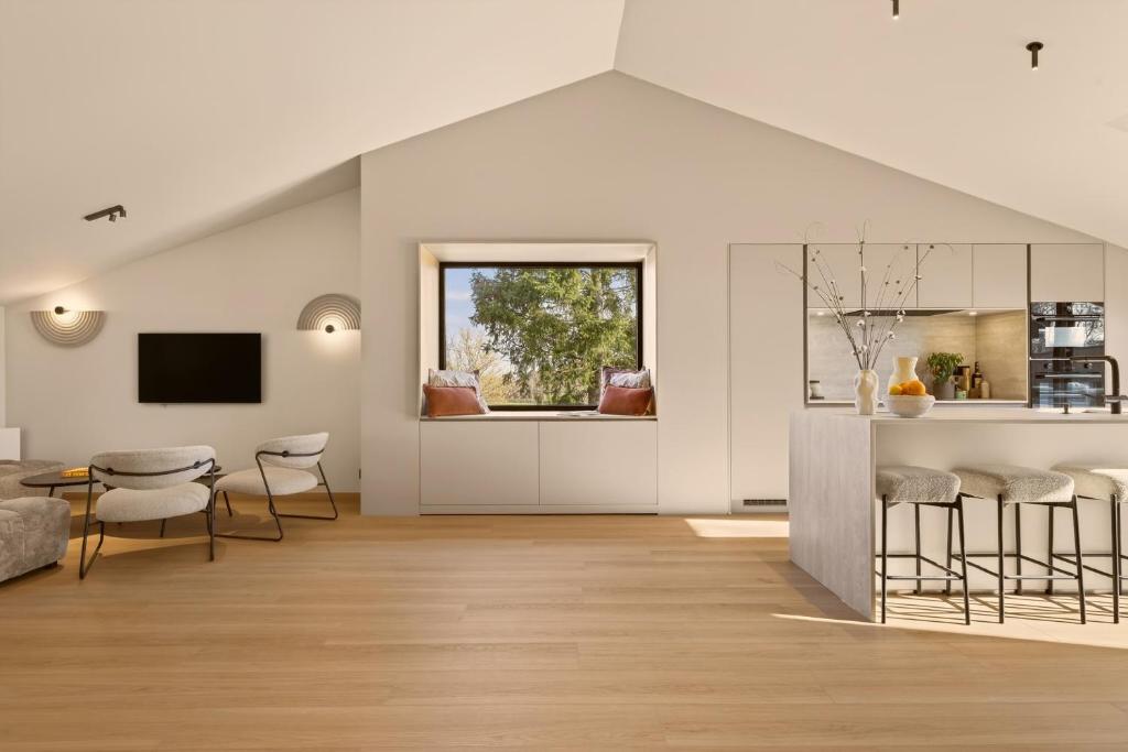 a kitchen and living room with a table and chairs at Lakeside Lodges - Gîte 6 personnes à 10 min circuit Spa Francorchamps in Jalhay