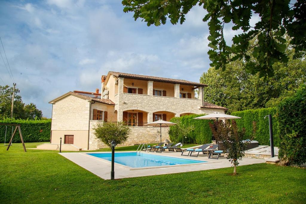 a house with a swimming pool in the yard at Villa Vernier by IstriaLux in Kringa