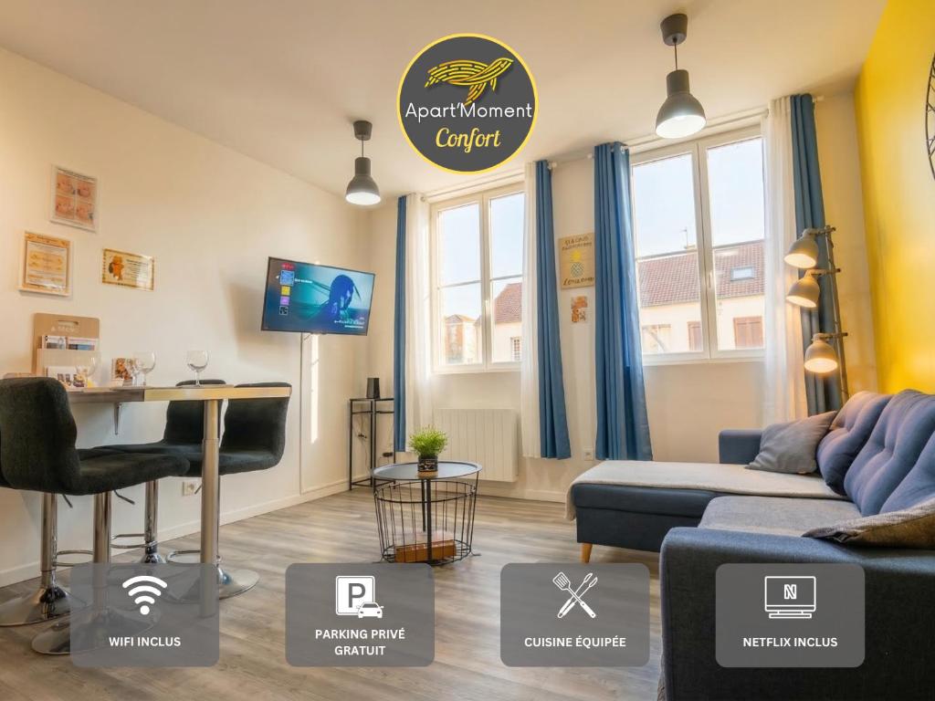 a living room with a blue couch and a table at Appartement Centre Saint-Omer, Parking privé gratuit in Saint-Omer