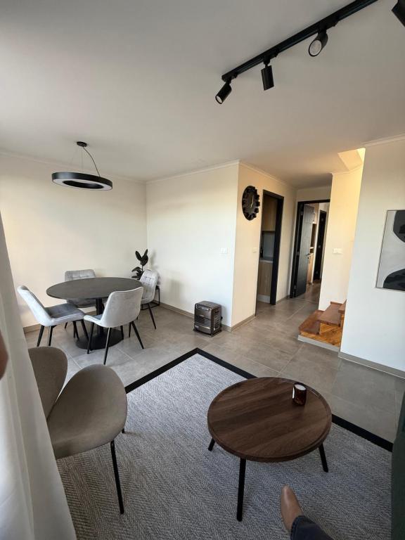 a living room with a table and chairs at Cómoda casa con 3 habitaciones de lujo en Talca in Talca