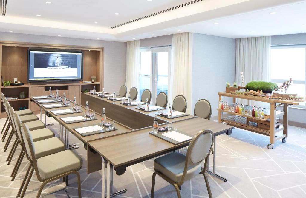 TV a/nebo společenská místnost v ubytování Dusit D2 Kenz Hotel Dubai