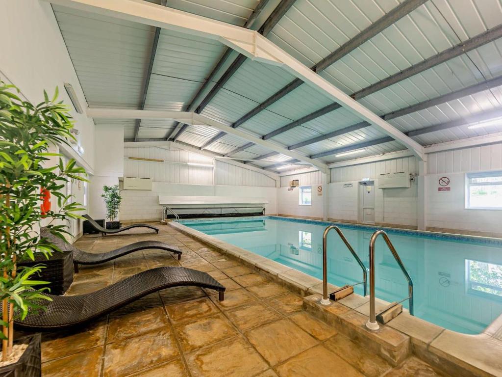 an indoor swimming pool with a swimming pooliteratorhaarhaarhaarhaarhaarhaarhaar at 3 Bed in Bude oc-stafa in Poughill