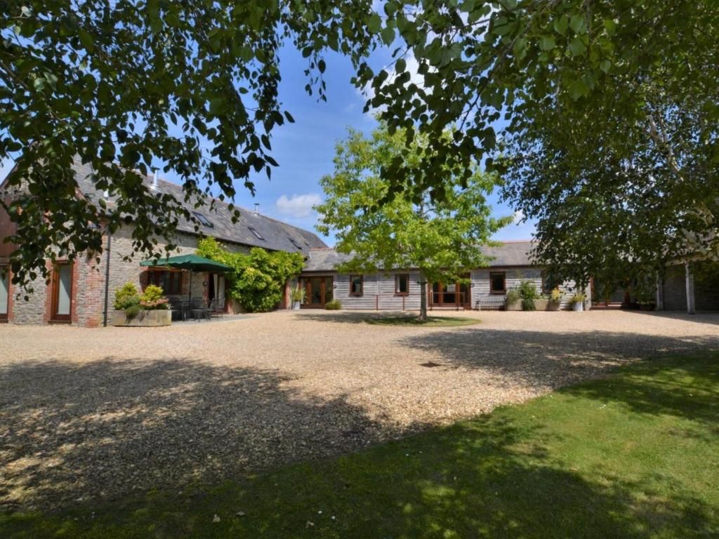 a house with a large driveway in front of it at 2 Bed in Sherborne oc-folki in Long Burton