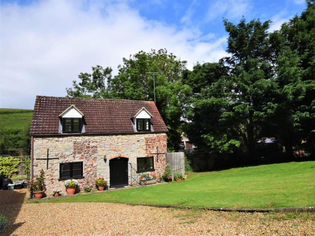 an old stone house with a green lawn at 2 Bed in Bridgwater oc-alden in Kilve
