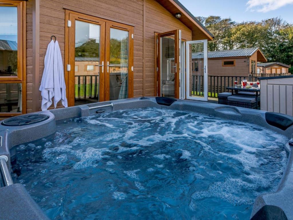 a jacuzzi tub in the backyard of a house at 2 Bed in Bridlington oc-79429 in Sewerby