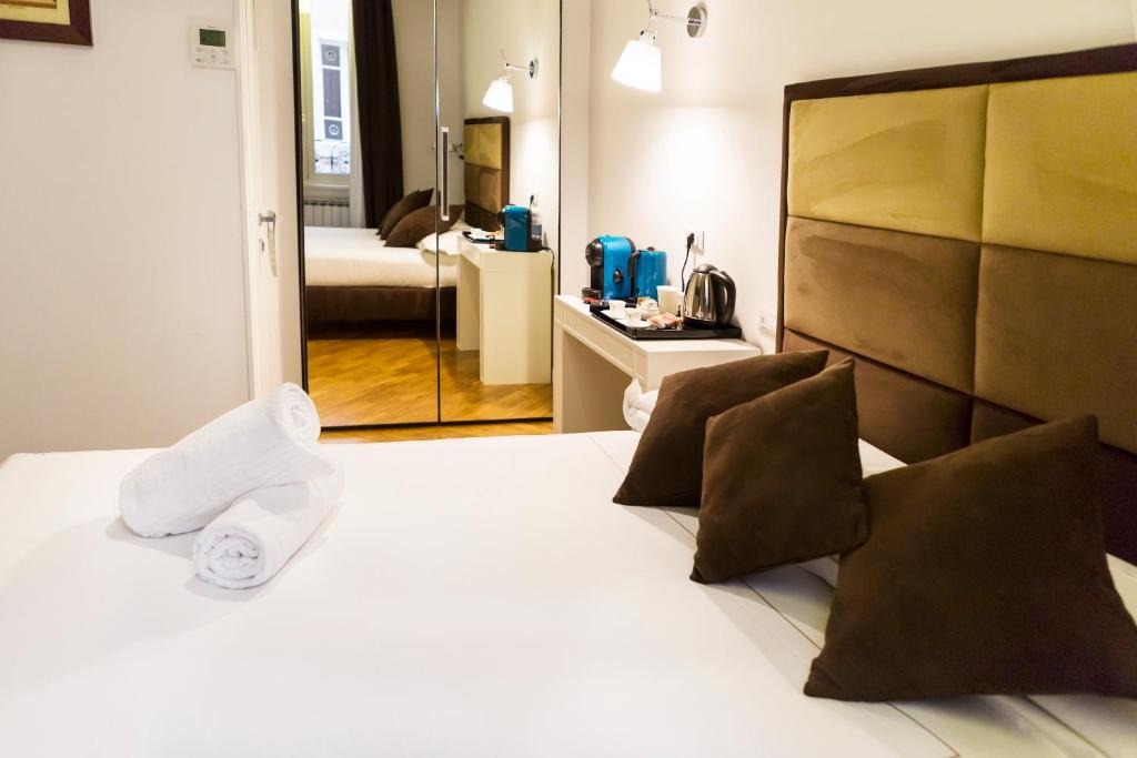 ローマにあるLaHouse Rome by Premium Suites Collectionのベッドと鏡が備わるホテルルーム