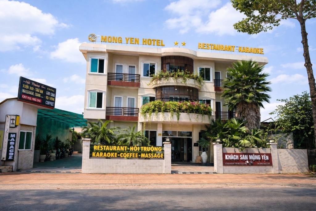 a building with a sign in front of it at Mong Yen Hotel in Cao Lãnh