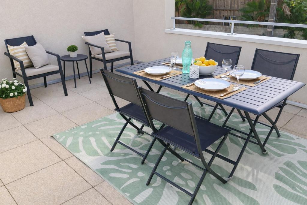a blue table and chairs on a patio at T3 centre La Teste-de-Buch Terrasse 2 parkings Wi-Fi fibre 4 pers in La Teste-de-Buch