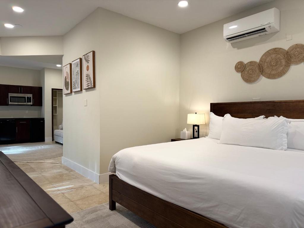 a bedroom with a large bed and a kitchen at Azul del Mar in Key Largo