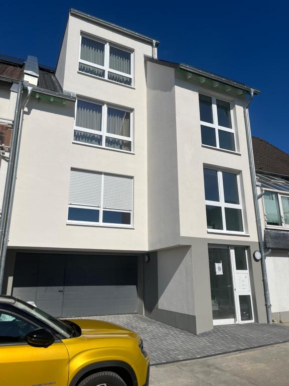 a yellow car parked in front of a building at Apartments Blütenweg in Leichlingen