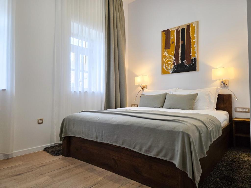 ein Schlafzimmer mit einem großen Bett und einem Fenster in der Unterkunft Csórtok in Lug
