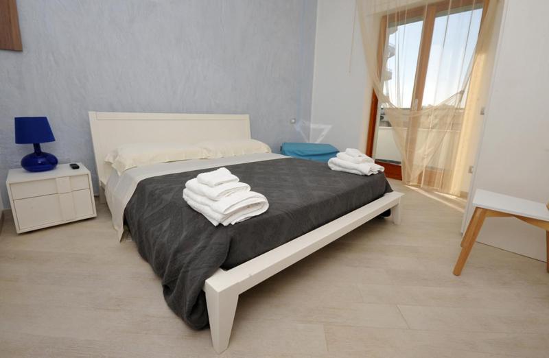 ein Schlafzimmer mit einem Bett mit Handtüchern darauf in der Unterkunft La Darsena in Gallipoli