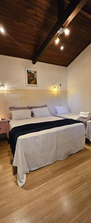 a bedroom with a large bed in a room at Quarto Familiar Centro in Pomerode