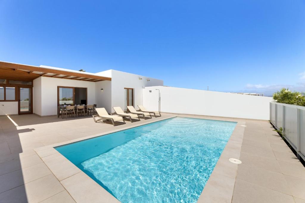 Villa Los Altos Blanca 8A by Escape Home