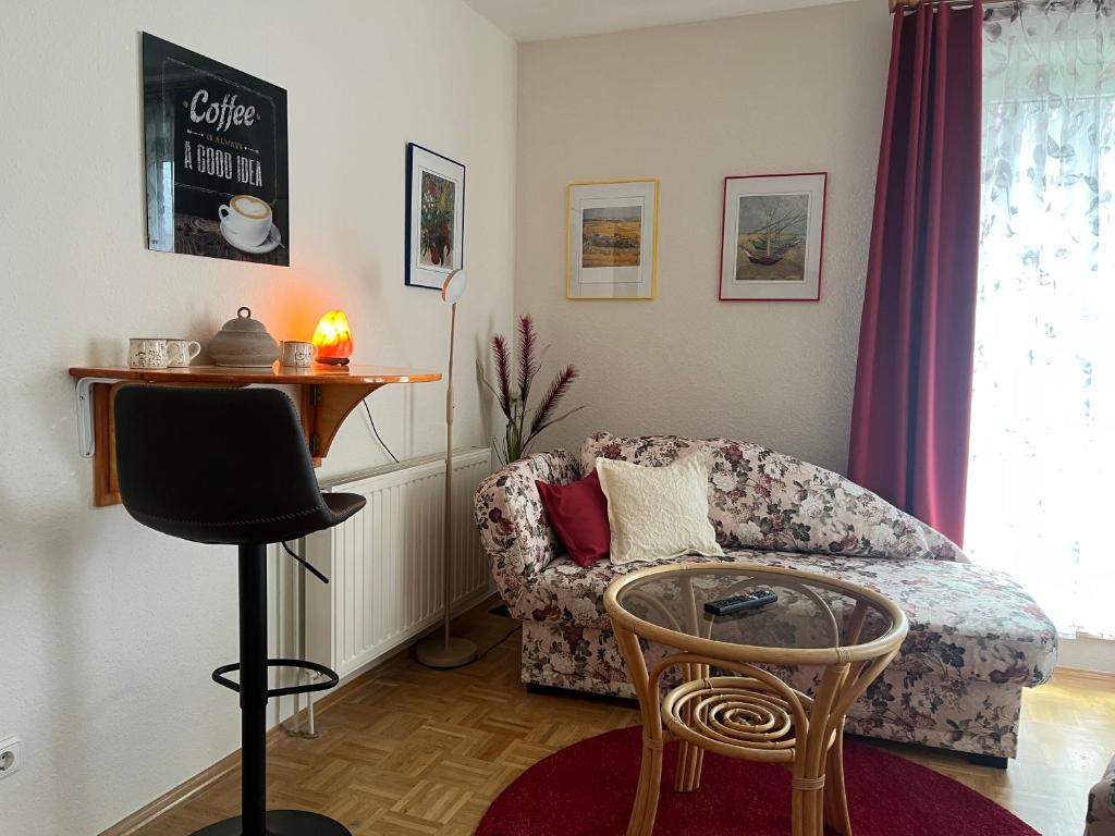 a living room with a couch and a table at PusteBlume in Bückeburg