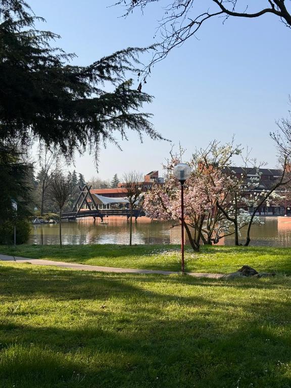 a park with a street light and a body of water at Pieno Centro in Basiglio