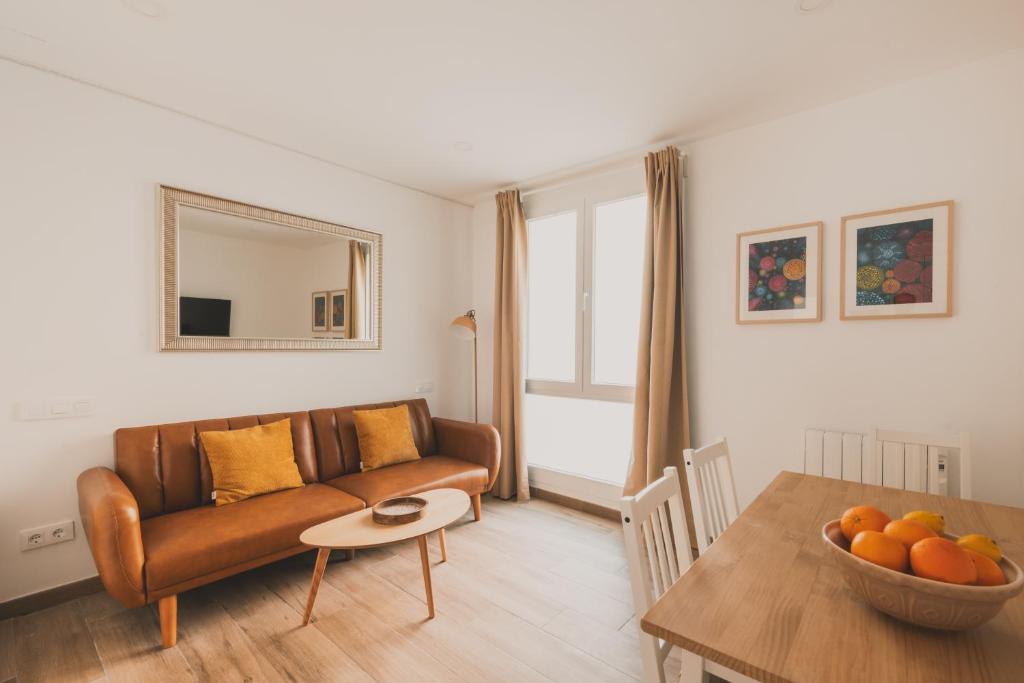a living room with a couch and a table at Alojamiento en Santa Eugenia A in Madrid