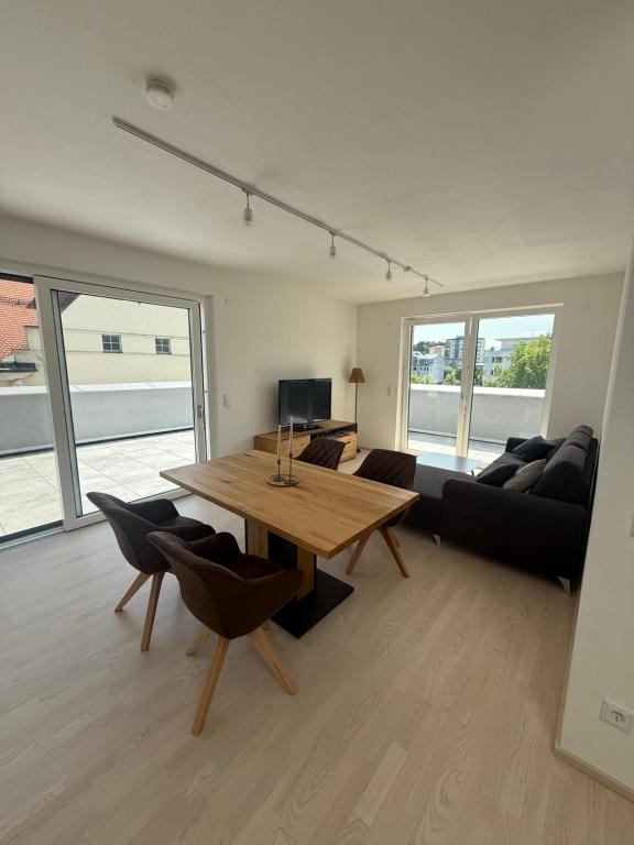 a living room with a table and a couch at Ferienwohnung Bad Schallerbach in Bad Schallerbach