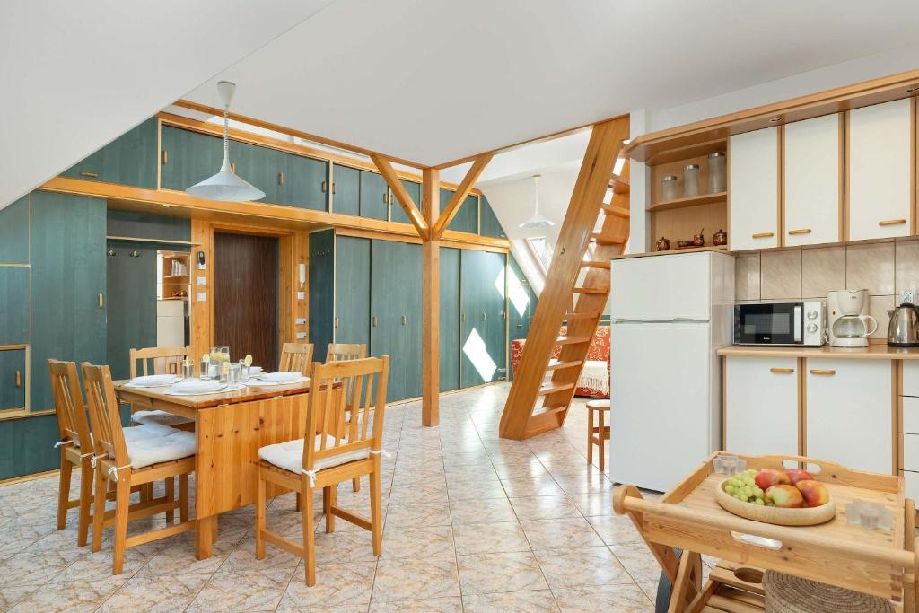 a kitchen and dining room with a table and chairs at Plac Neptuna Bright Studio with Balcony by Noclegi Renters in Międzyzdroje