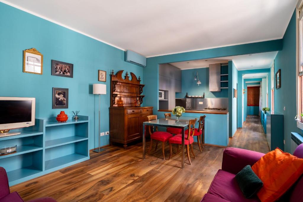 a living room with blue walls and a table at Paruta Jazz Apartment in Venice