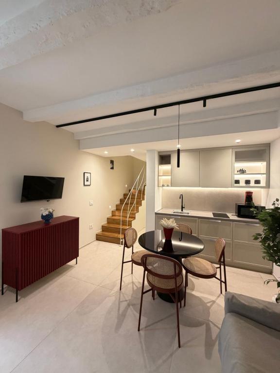 a kitchen and living room with a table and chairs at Fourteensuitetropea in Tropea