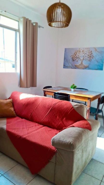 a living room with a couch and a table at Praticidade e conforto á poucos passos do aereoporto in Várzea Grande