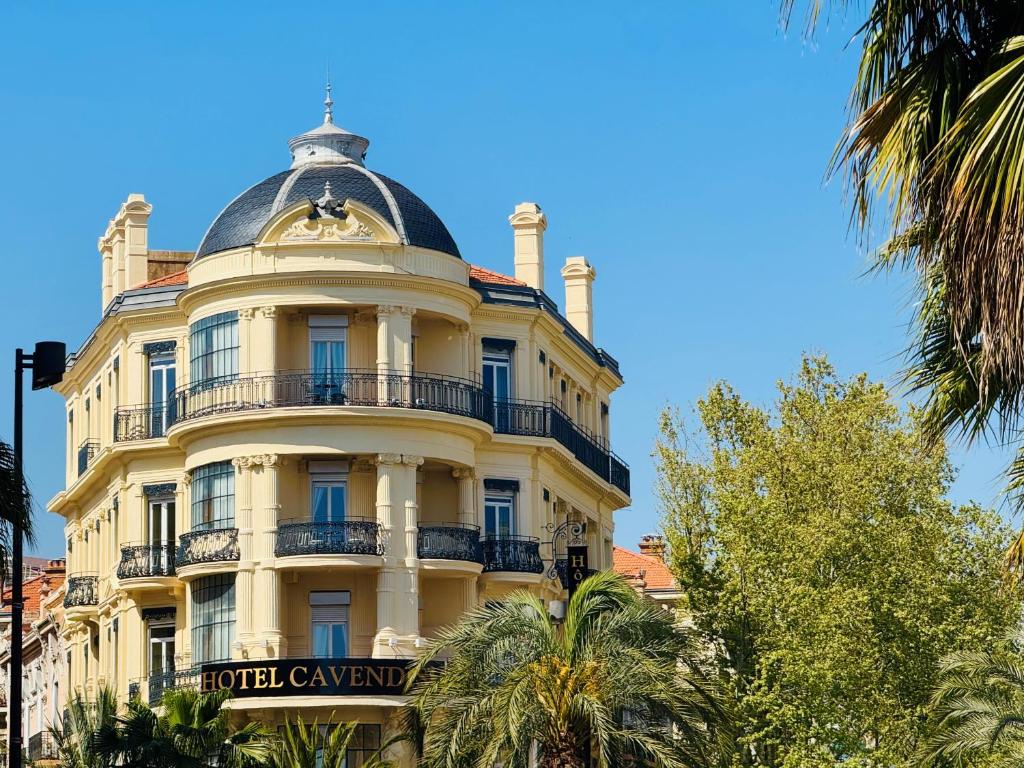ein Gebäude mit einer Kuppel darauf in der Unterkunft Le Cavendish in Cannes