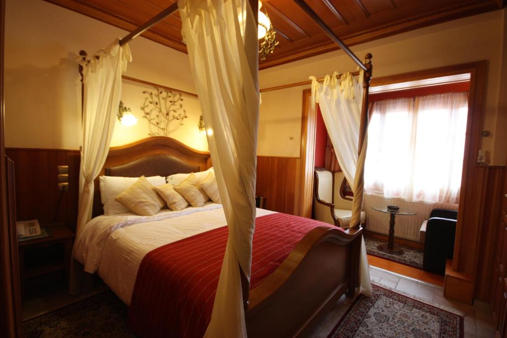 Postel nebo postele na pokoji v ubytování Archontiko Metsovou Luxury Boutique Hotel