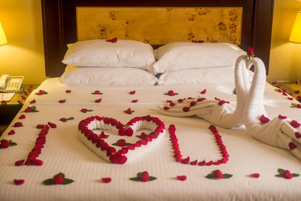 Postel nebo postele na pokoji v ubytování Caesar Hotel