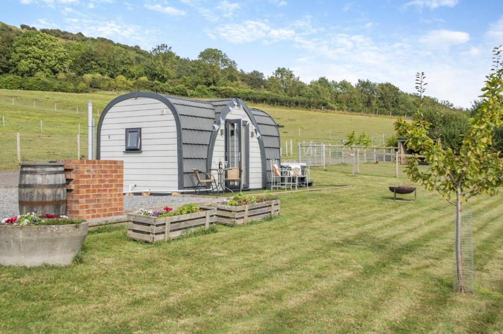 a small trailer in the middle of a yard at 1 Bed in Cross oc-s29656 in Axbridge