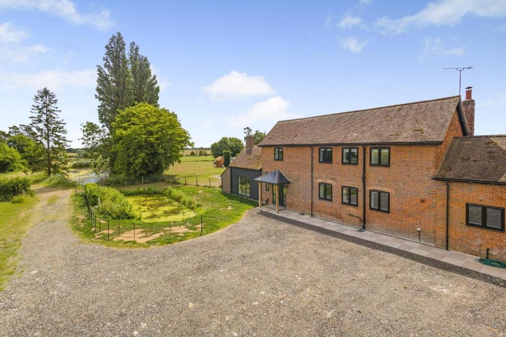an estate agent is selling a farmhouse in the uk at 5 Bed in Roxwell oc-t30824 in Roxwell
