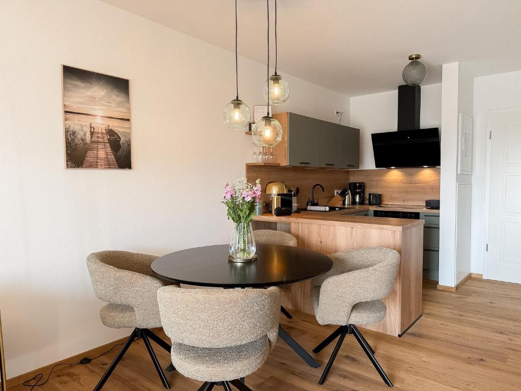 a kitchen with a table and chairs in a room at Ferienwohnung Ufertraum am Dümmer See in Lembruch