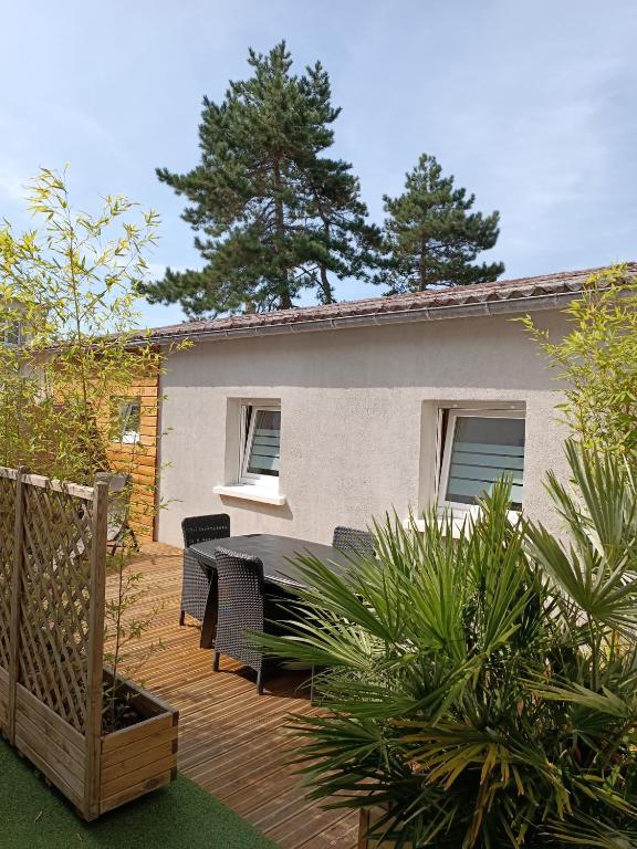 a patio with a table and chairs in front of a house at Meublé de vacances, Quend-Plage in Quend-Plage
