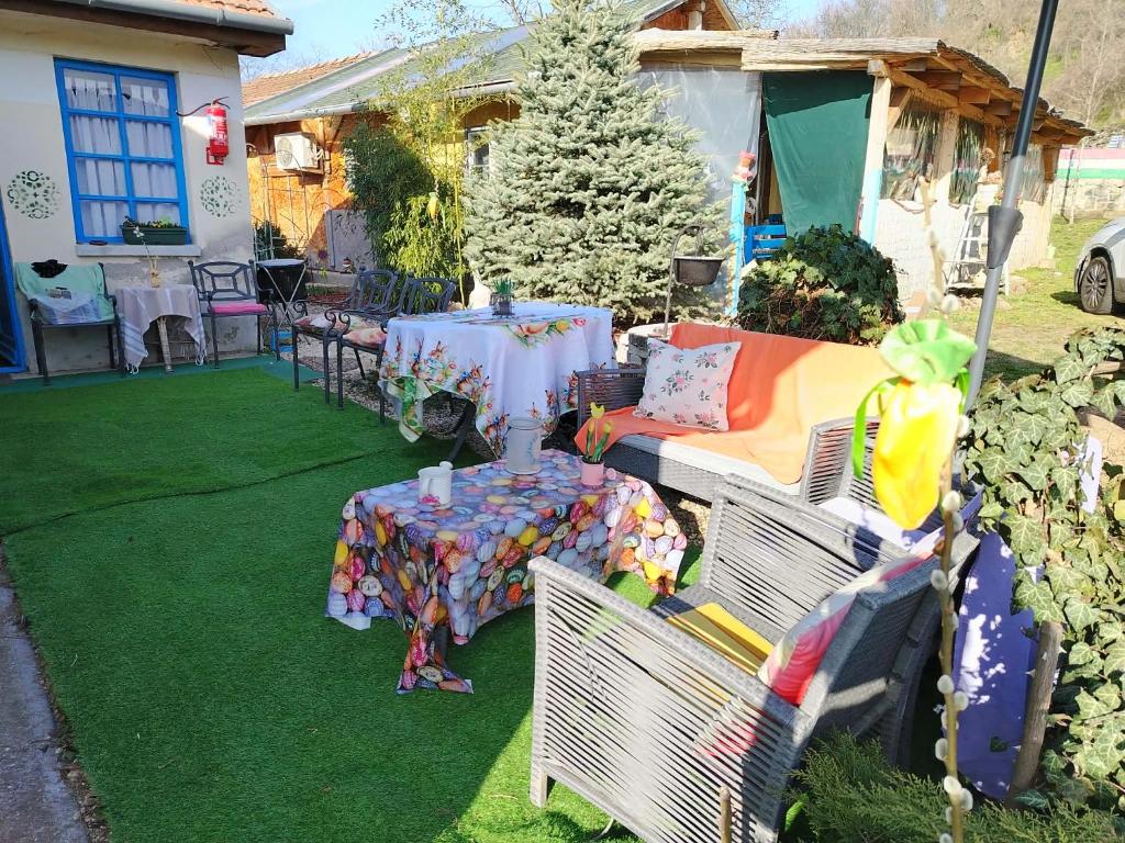 a yard with a table and chairs and a christmas tree at Görbe Vendégház in Tarcal
