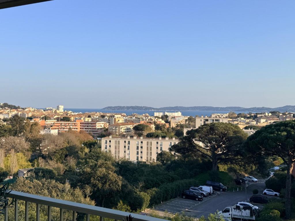 a view of a city with cars parked in a parking lot at Chambre chez l habitant terrasse vue mer in Sainte-Maxime