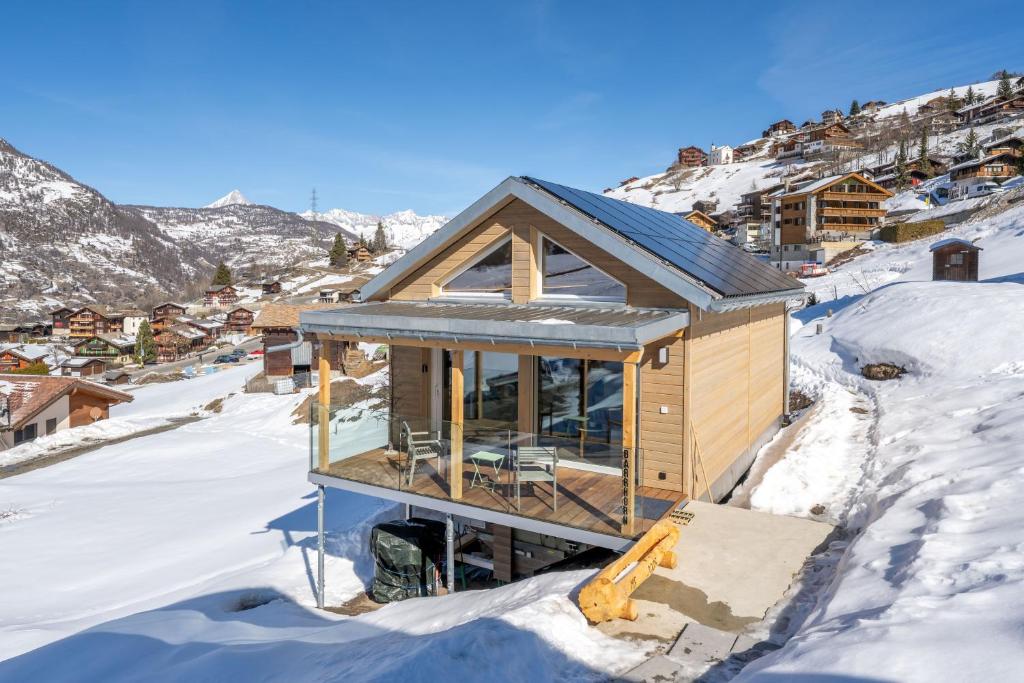 a tiny house in the snow on a mountain at Tiny Barrhorn in Grächen