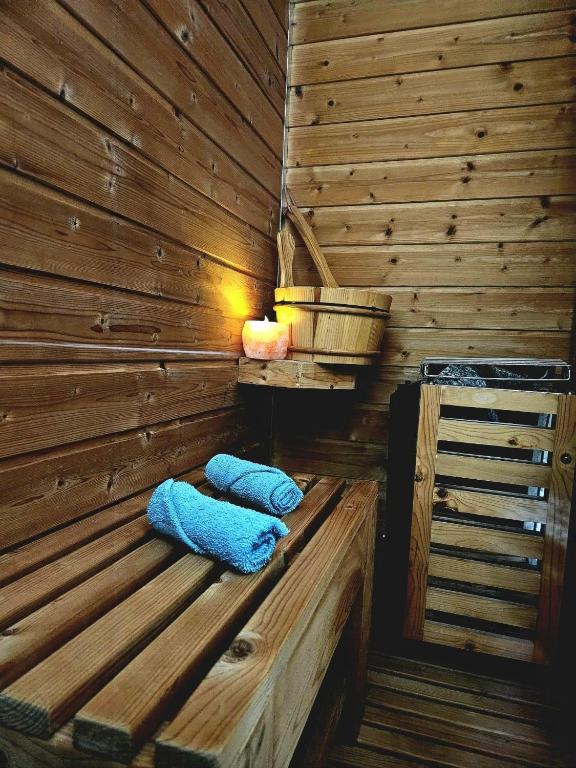 a sauna with two towels sitting on a wooden bench at Solapetxea Habitación con Sauna in Elosu