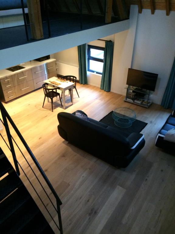 ein Wohnzimmer mit einem Sofa und einem Tisch in der Unterkunft De Kouterhoeve in Moorslede