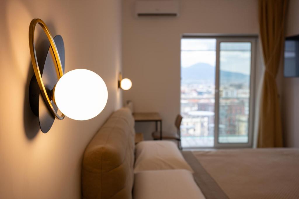 ein Wohnzimmer mit Sofa und Lampe in der Unterkunft Sky Touch Suites Napoli in Neapel