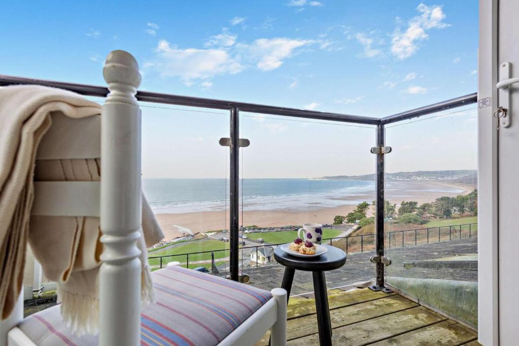 a room with a balcony with a view of the ocean at 1 Bed in Putsborough oc-b28792 in Croyde