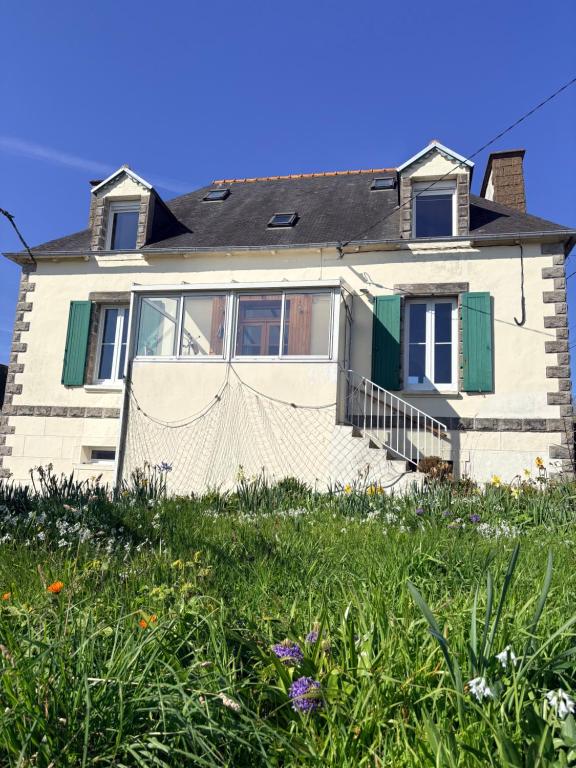 a house with a net in front of it at La bien-aîmée in Ploubazlanec