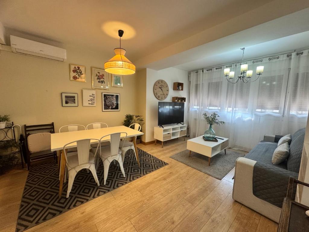 a living room with a dining room table and a couch at San Agustin Centro in Logroño