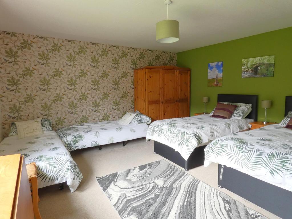 Wray Valley B&B - Sustainable Rural Dartmoor Escape - Family Room With Garden View