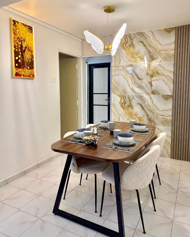 a dining room with a wooden table and chairs at Kuala Terla Cameron Cozy Home - Self Check-in in Kampung Kuala Terla