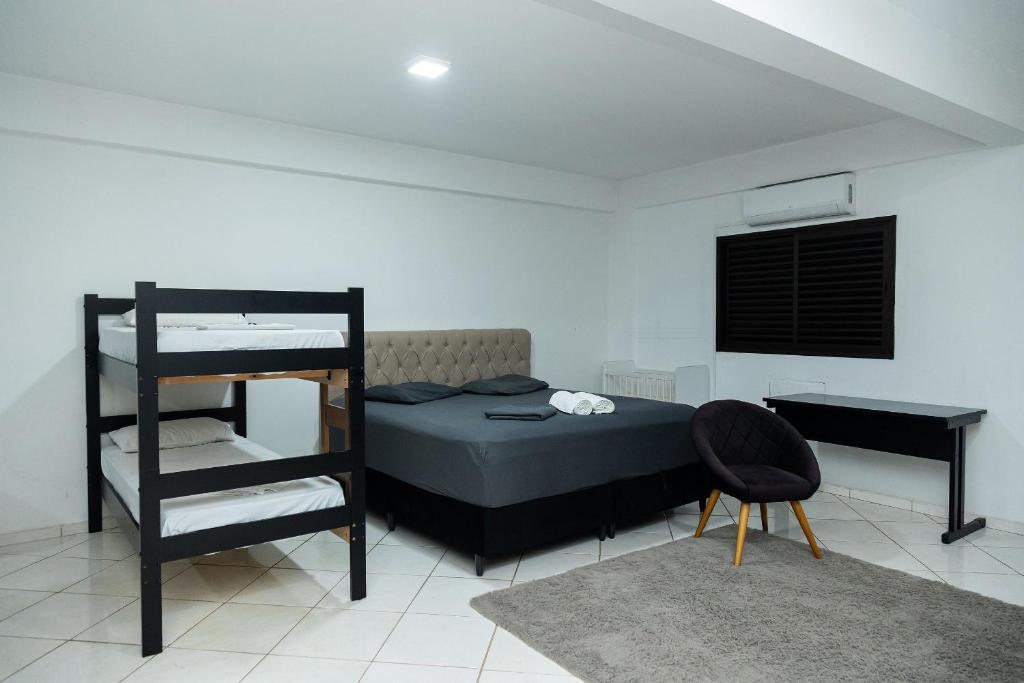 a bedroom with a bunk bed and a desk at Quitinete Moderna Centro Loft Studio Inteligente 5 in Presidente Prudente