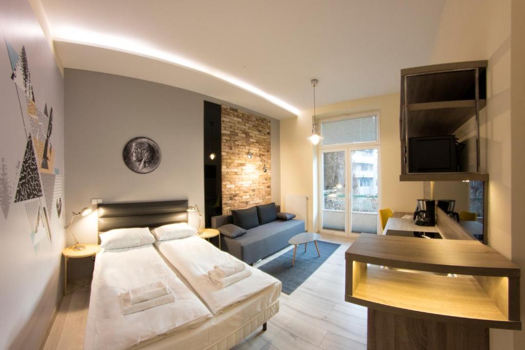 een slaapkamer met een bed en een woonkamer bij Yourplace M57 Apartments in Krakau