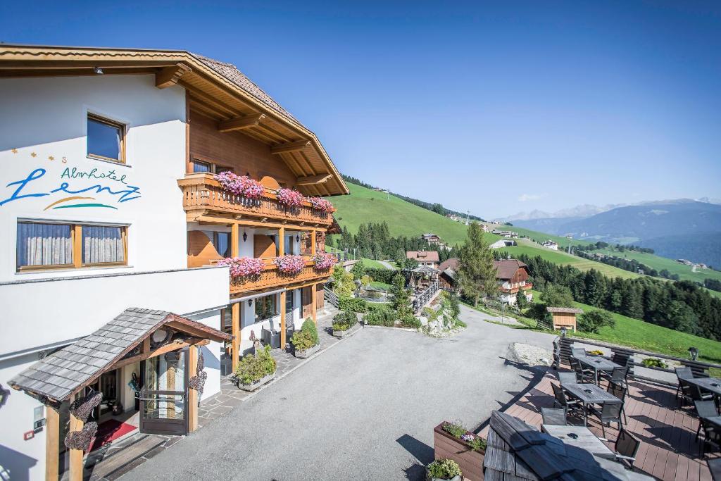 Nespecifikovaný výhled na hory nebo výhled na hory při pohledu z hotelu