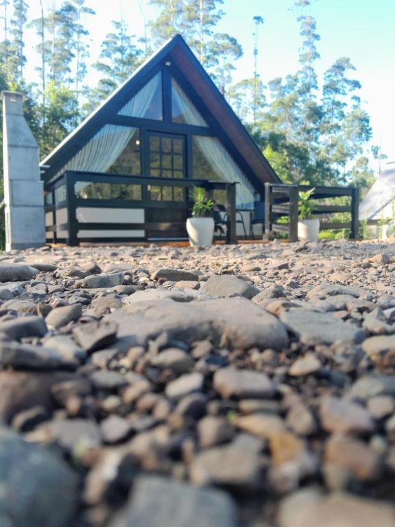 a small house with a stone walkway in front at Sombra do baú -Luar in Timbe do Sul